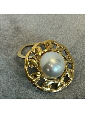 Butler vintage gold tone faux Pearl round chain-link scarf clip
